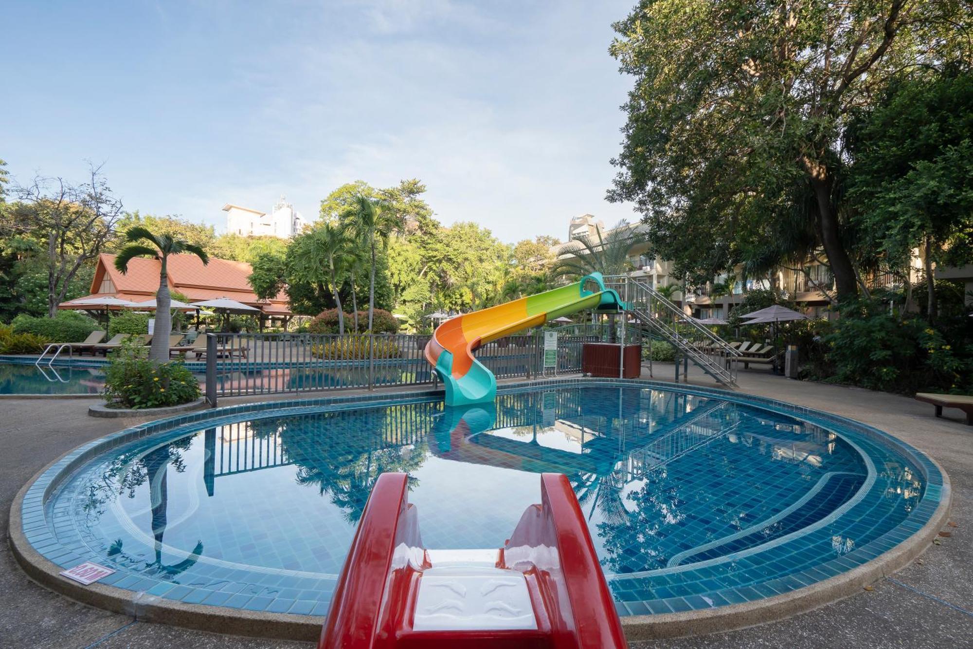 The Green Park Resort Патая Екстериор снимка